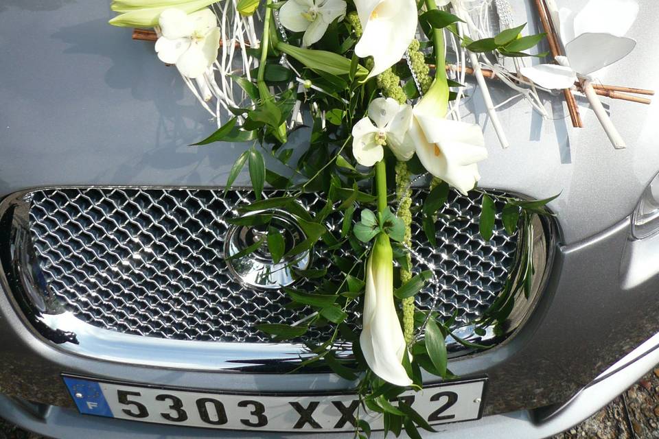 Décorer votre voiture de mariage avec des fleurs- D'âmes en fleurs