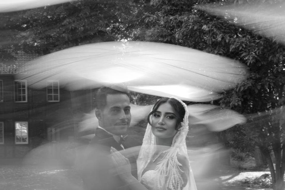 Portrait artistique de la mariée en noir et blanc