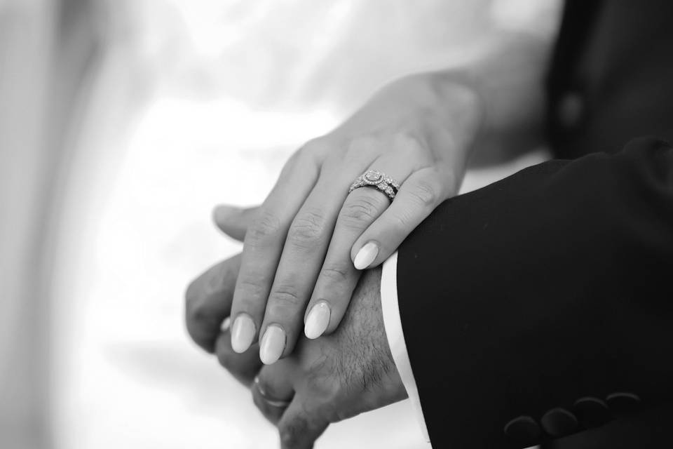 Alliances des mariés en noir et blanc