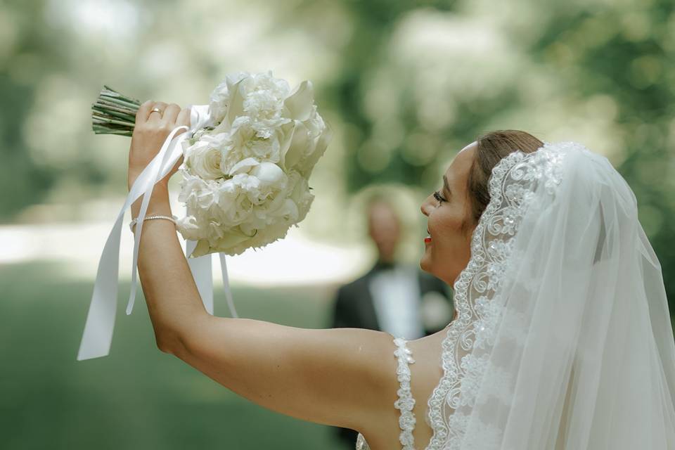 Portrait naturel de la mariée et son bouquet