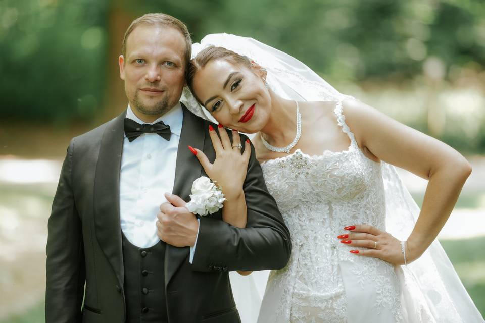 Portrait romantique des mariés en extérieur