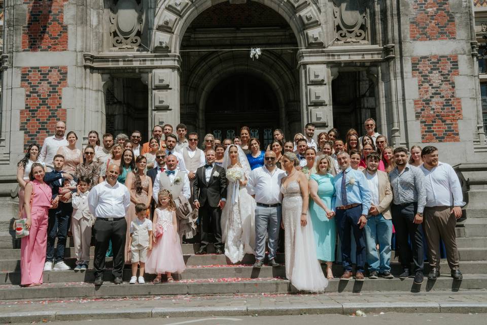 Photo de groupe avec les invités du mariage