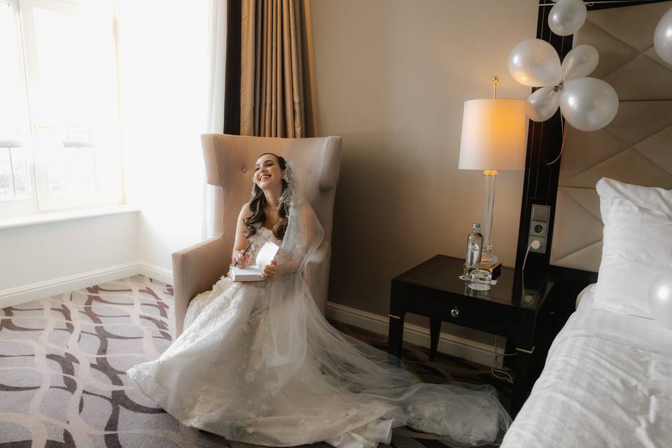 Préparatifs de la mariée dans sa chambre