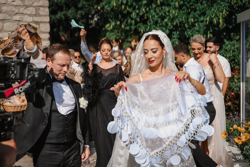 Entrée festive de la mariée avec ses proches