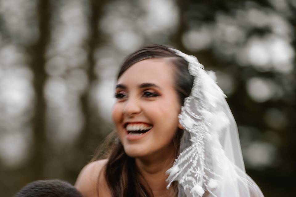 Étreinte émouvante avec la mariée