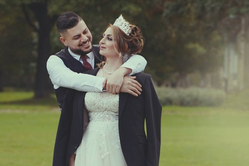Étreinte romantique des mariés en extérieur