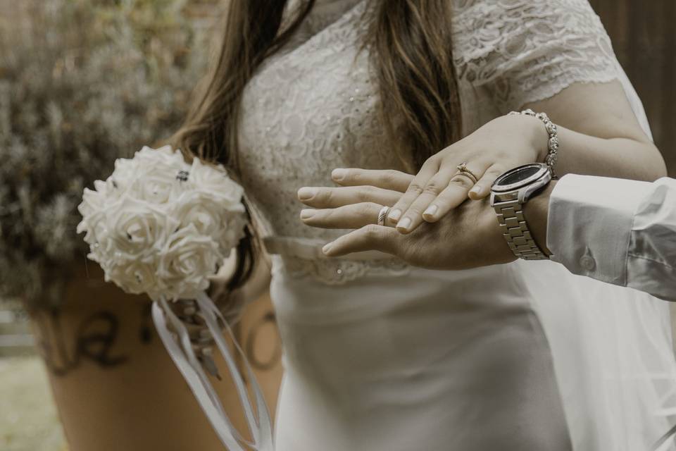 Bouquet, alliances et détails de la mariée