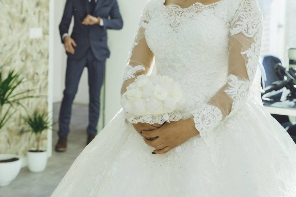 Portrait lumineux de la mariée en robe blanche