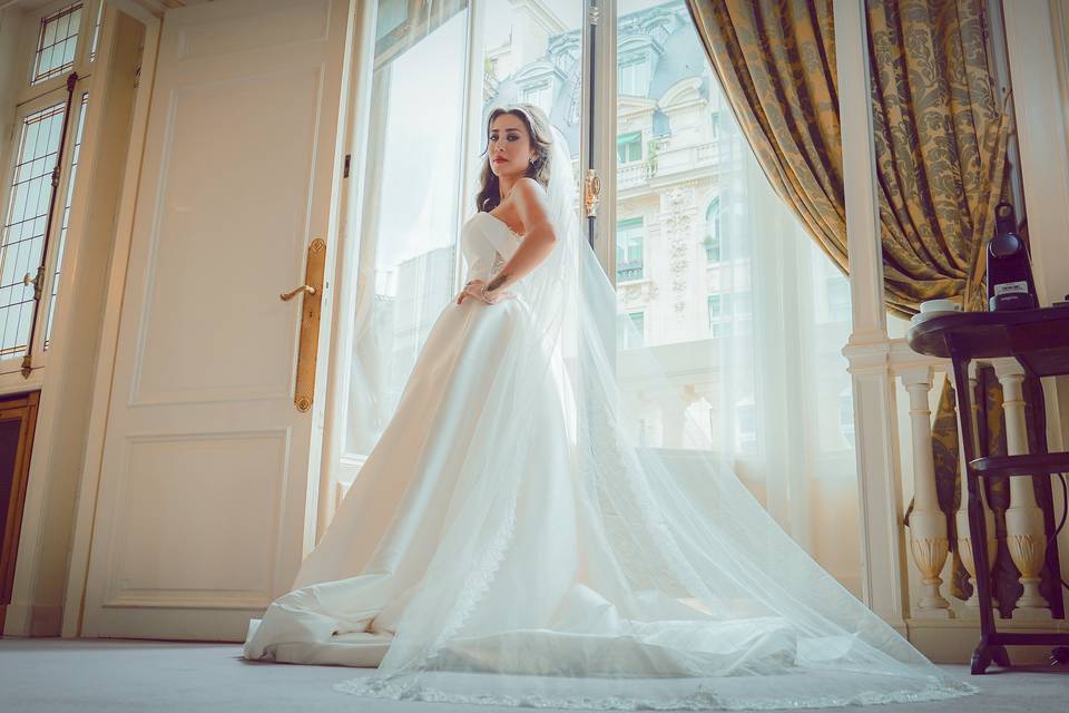 La mariée près de la fenêtre avant la cérémonie