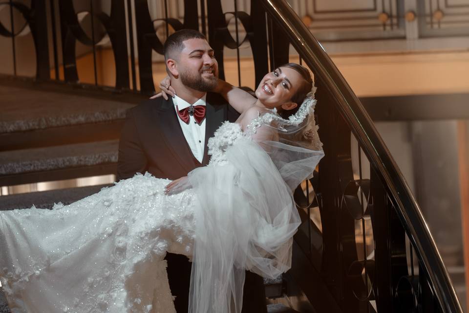 Portrait élégant du couple dans un lieu de réception