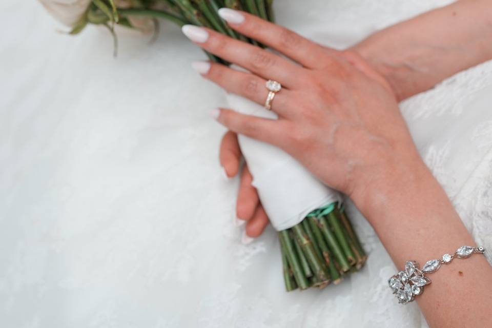 Bouquet blanc et alliance de la mariée