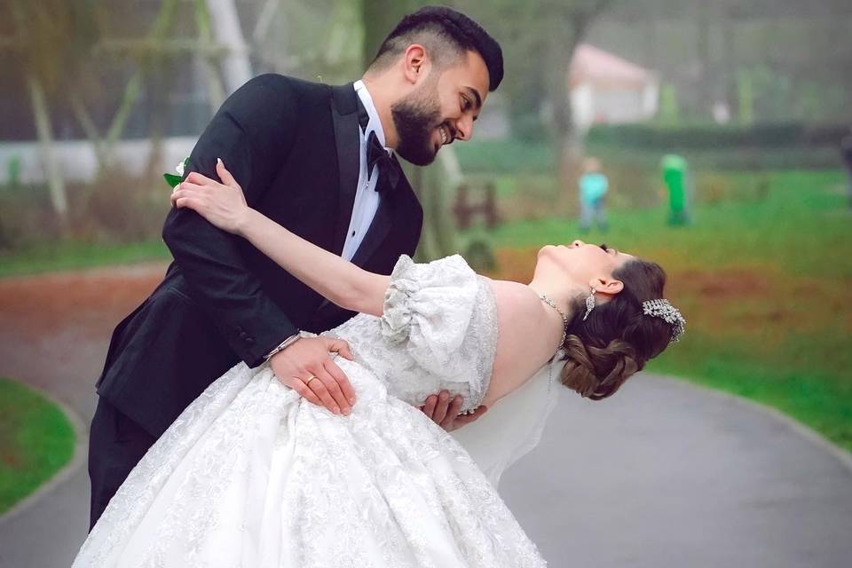 Danse romantique des jeunes mariés