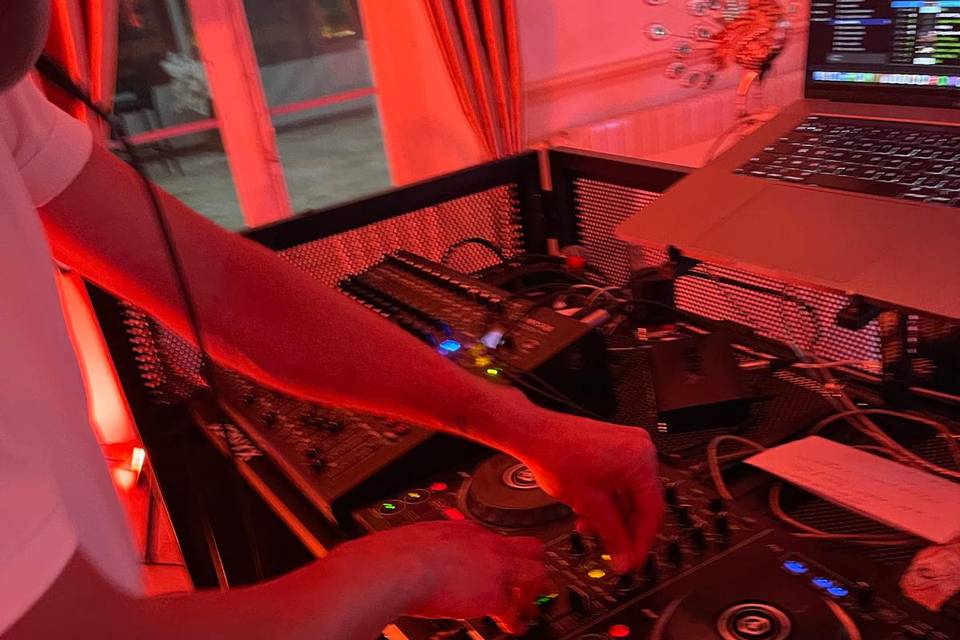 SET DJ