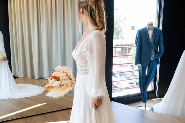Beaucoup de robes de mariée - fleurs - vue latérale