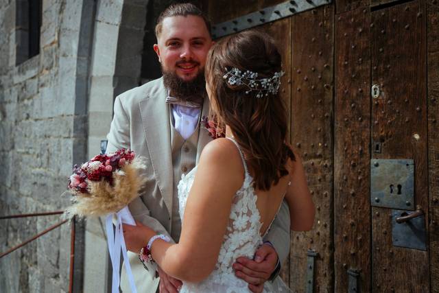 Portrait couple devant château