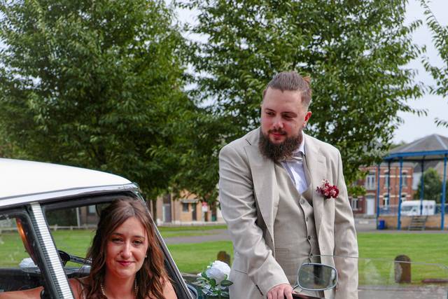 Portrait couple et voiture