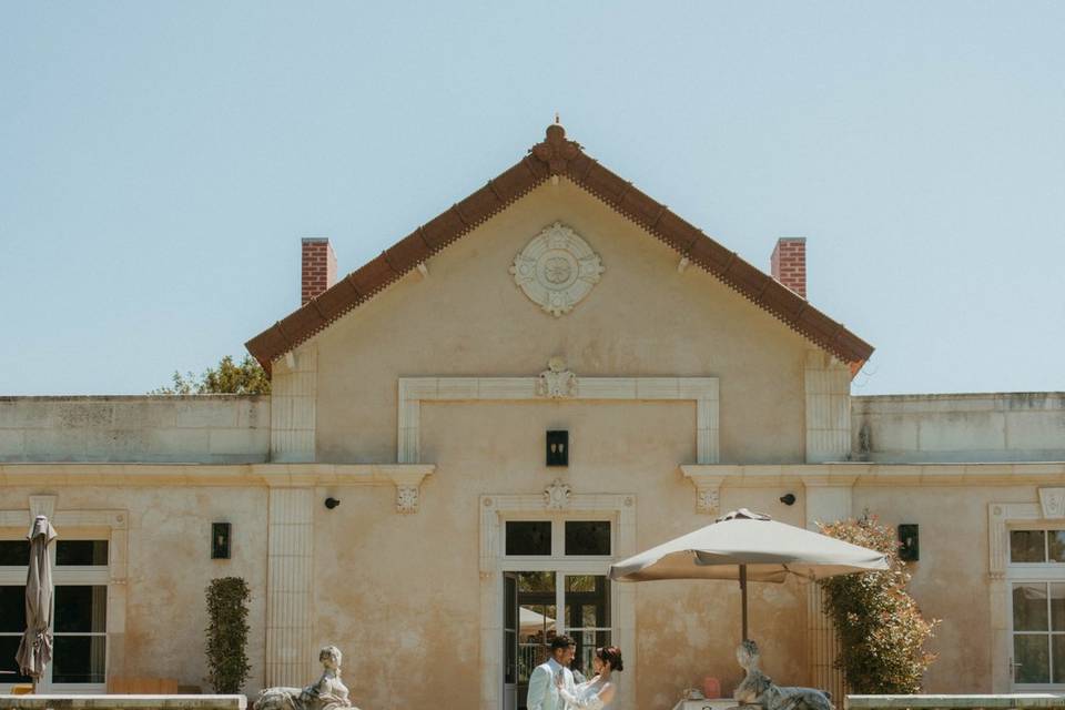 Mariés sur le perron
