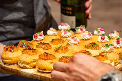 Choux salés sur plateau