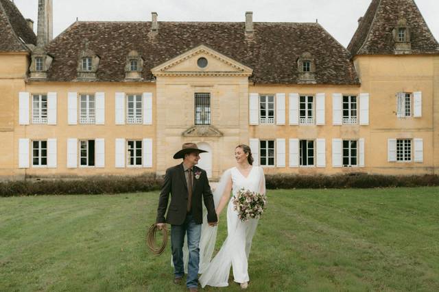 Marié devant le château