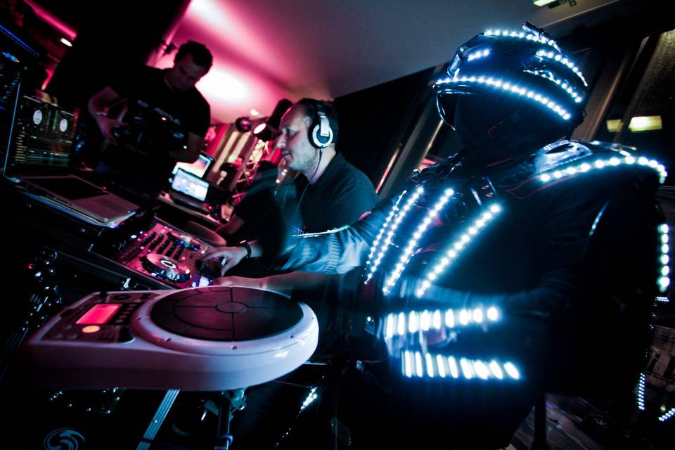 DJ Moti et robots percussions