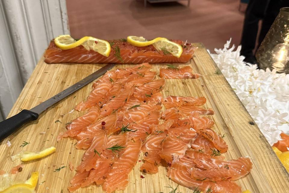 Découpe de saumon gravlax