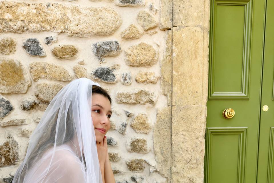 Romantique devant chapelle