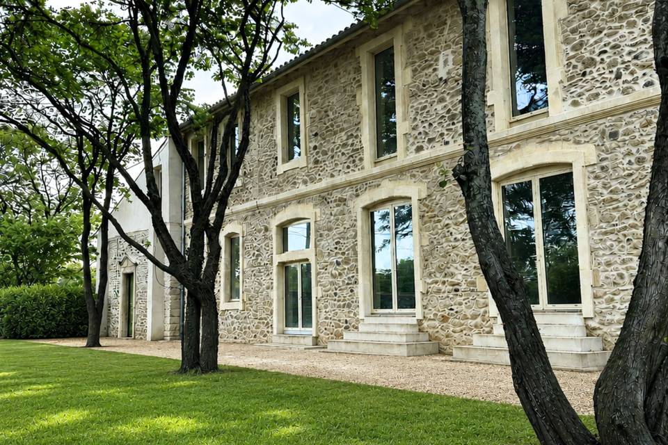 Jardin ombragé arrière demeure