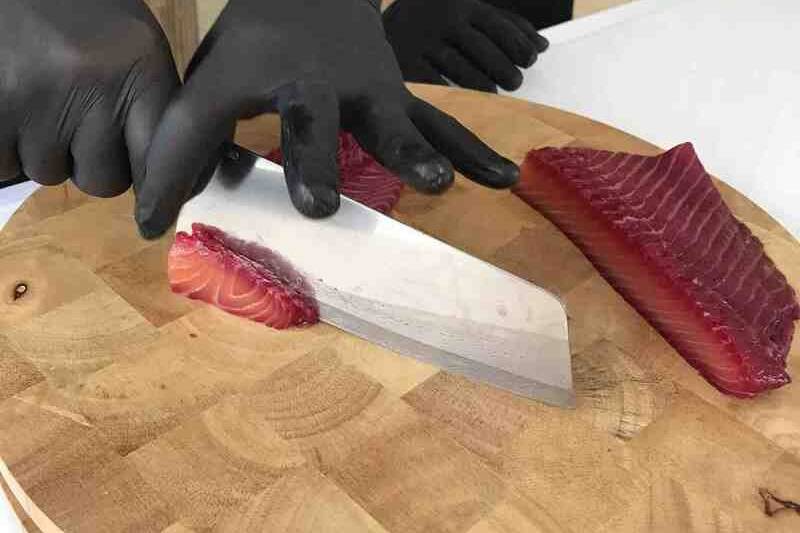 Découpe de saumon betterave