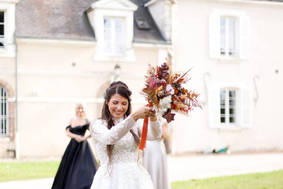 Lancer de bouquet devant le ch