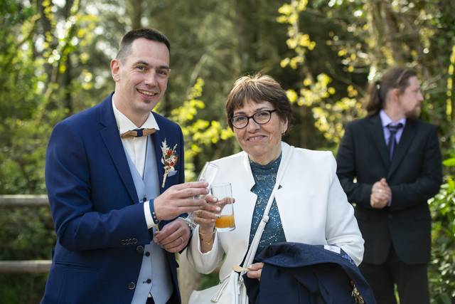Le marié trinque avec sa maman