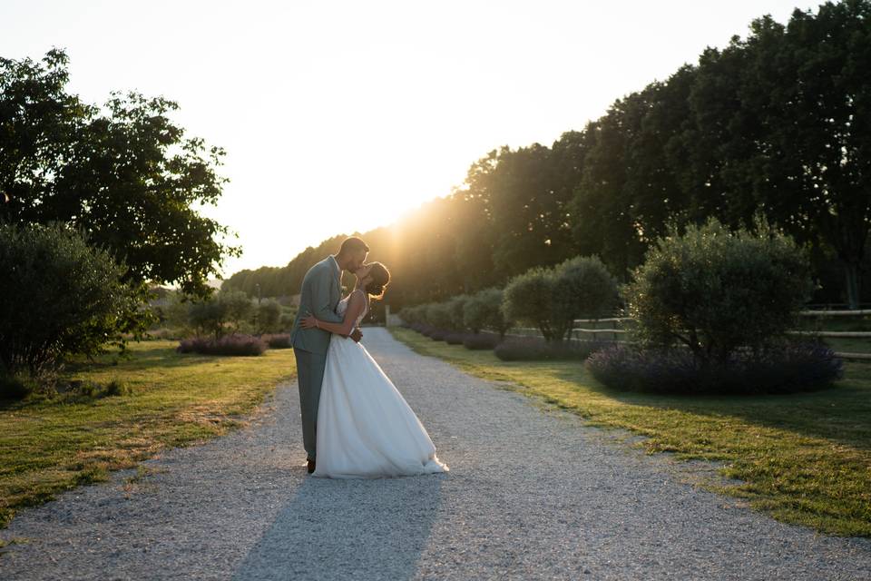 Les mariés à la golden hour