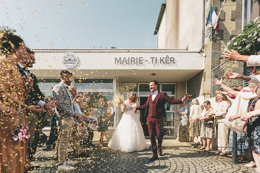 Sortie des mariés de la mairie