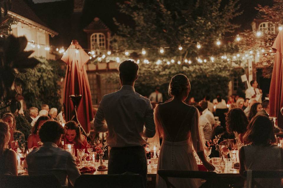 Dîner dans la cour