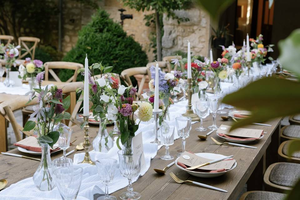 Tables dans la cour