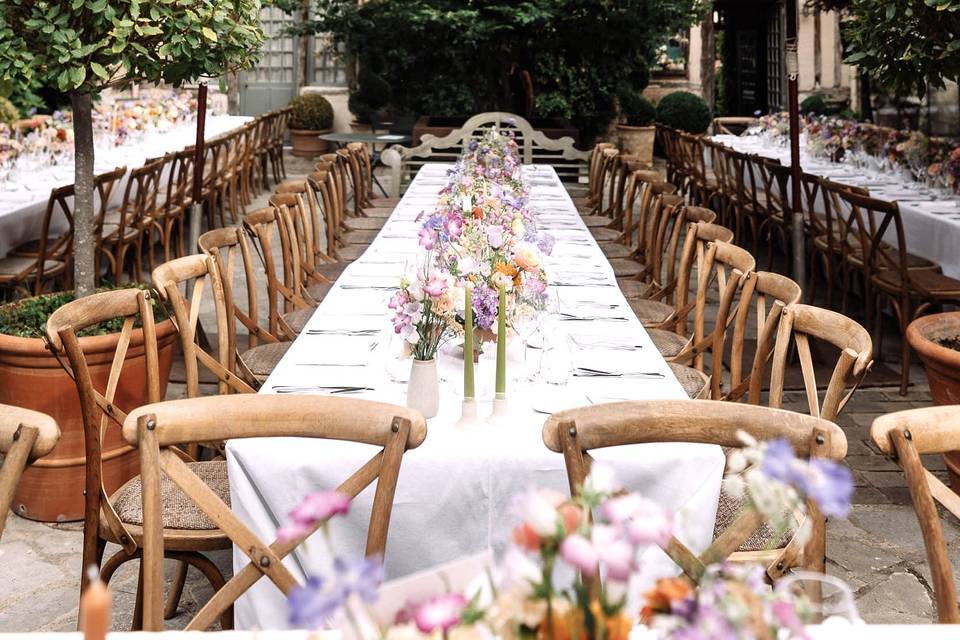 Tables dans la cour