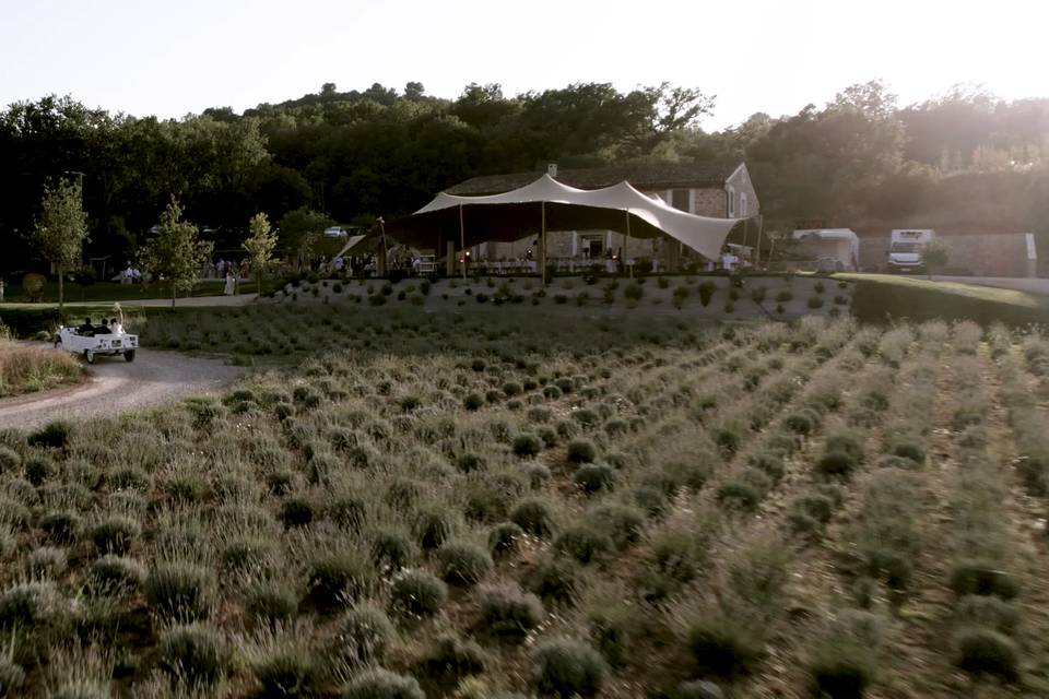 Drone arrivée mariés