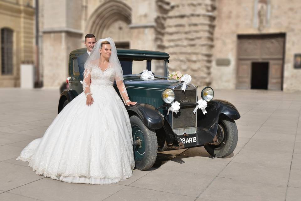 Couple et voiture ancienne