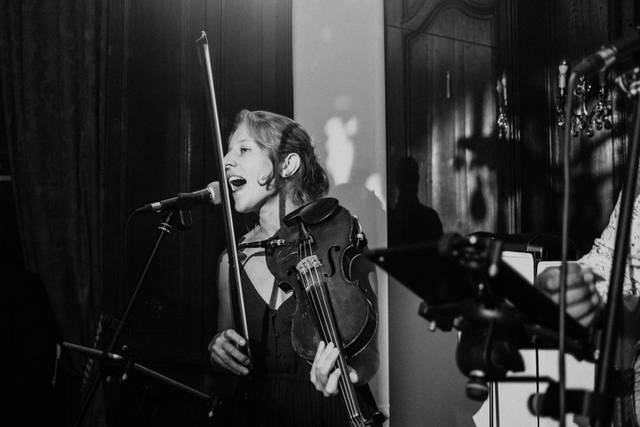 Camille au chant et au violon