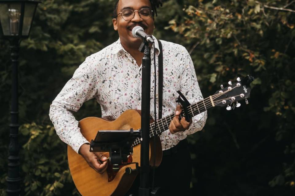 Kevin au chant et à la guitare