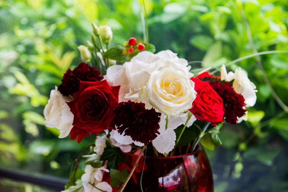 Vase rouge et bouquet