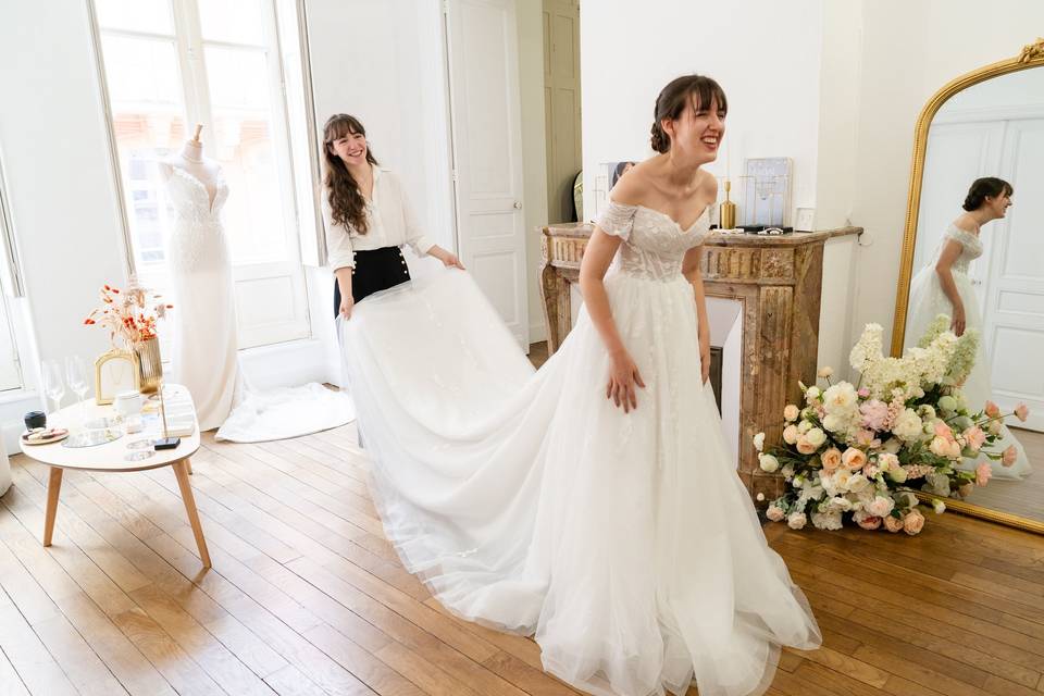 photo latérale_fiancée souriante