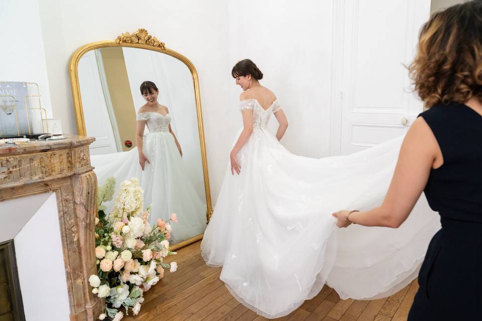 photo miroir latéral_ajustement de la traîne de la robe