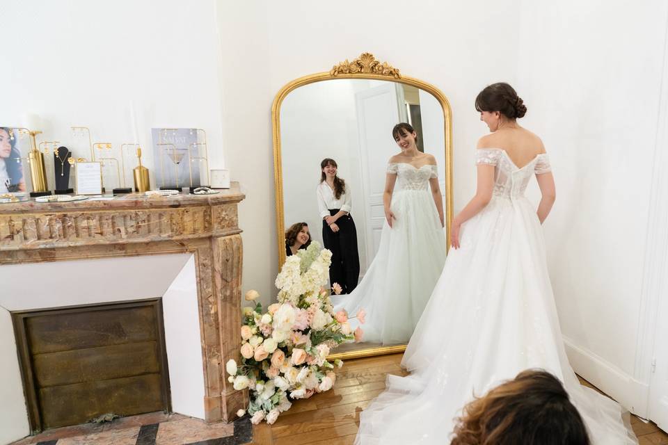 photo miroir lointain_ajustement de la traîne de la robe