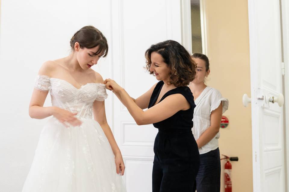 photo _propriétaire ajustant la robe
