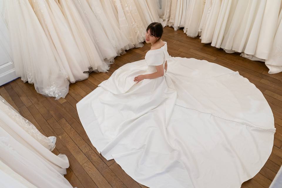 photo zénithale mariée_essayant des robes