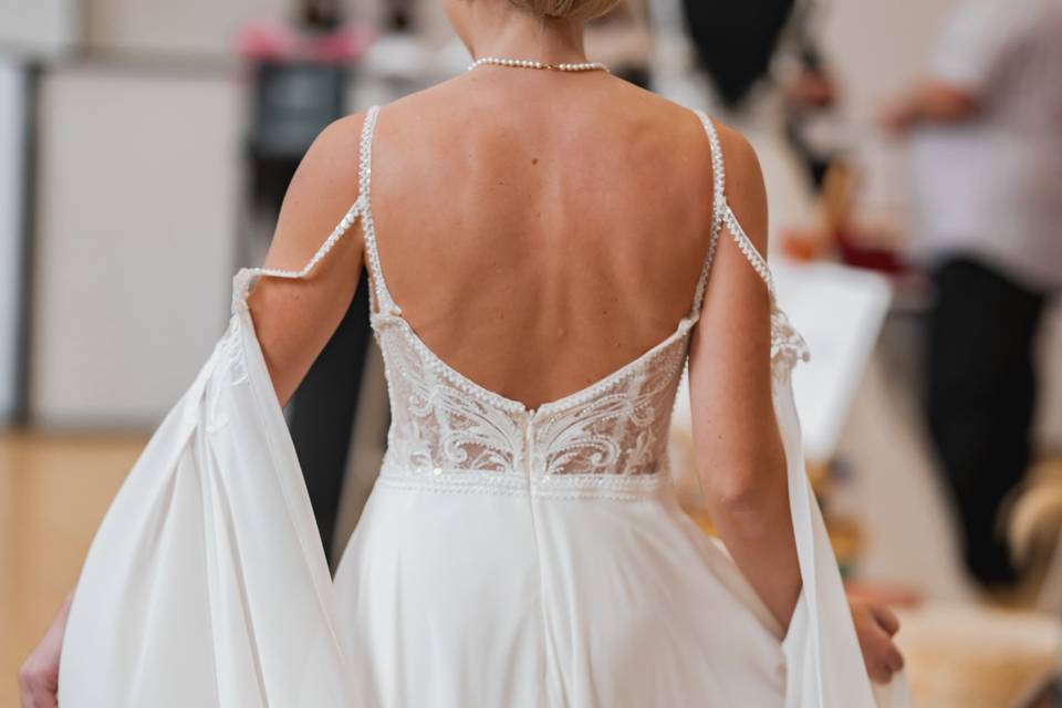 Lucie porte un chignon outure