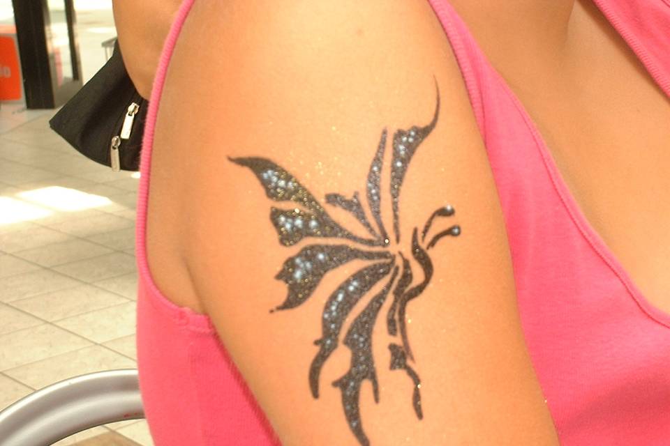 Papillon tatouageà main levée