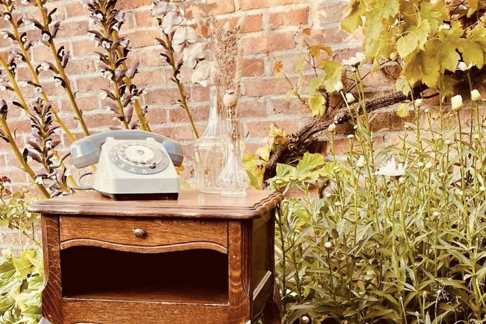 Table téléphone et tabouret