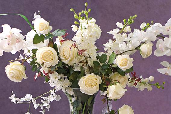 Grand vase et composition en fleurs de soie -Photo tous droits réservés *
