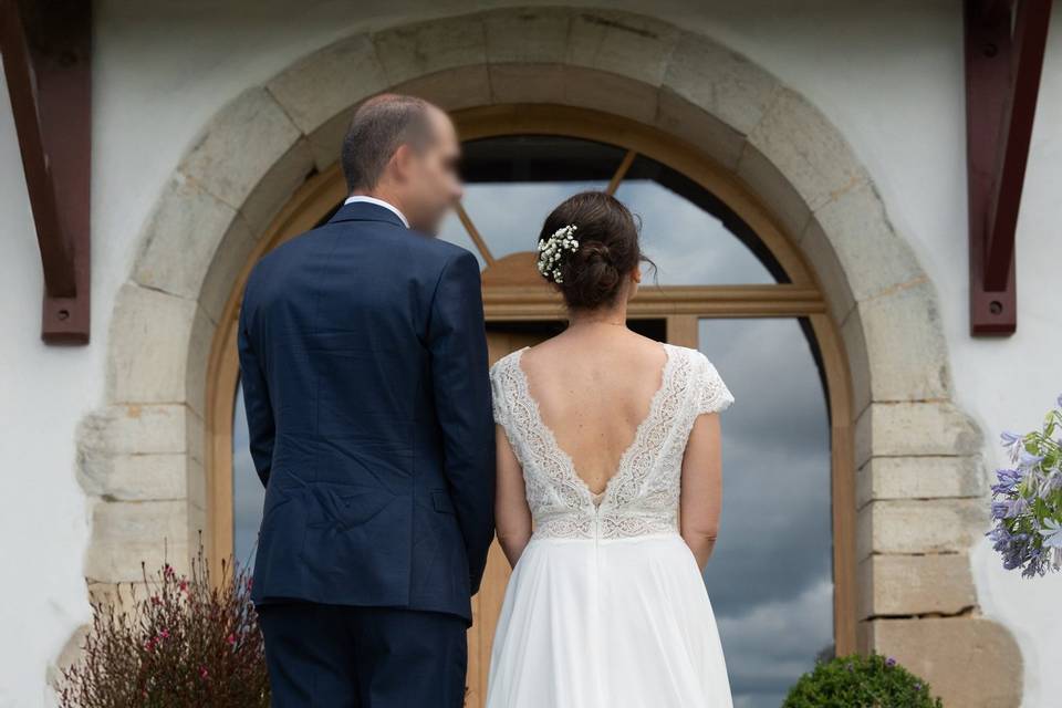 Mariés de dos avec le bouquet